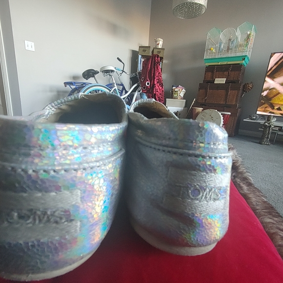 Ladies Toms Unique Iridescent Silver - Picture 2 of 4